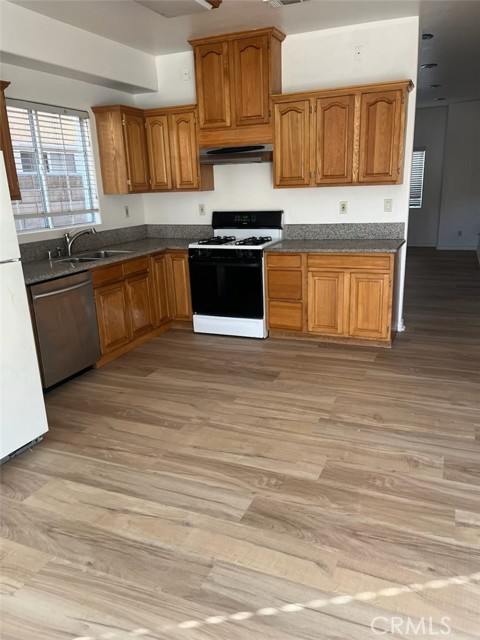 Detail Gallery Image 2 of 25 For 306 Lampman Way, Placentia,  CA 92870 - 4 Beds | 4 Baths