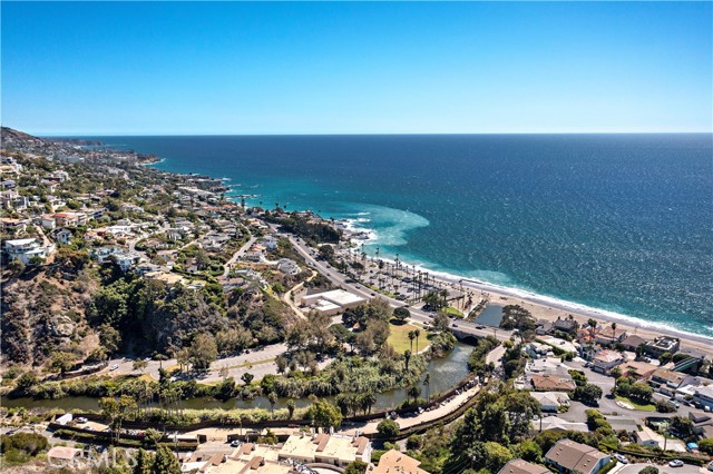 21702 Ocean Vista Drive, Laguna Beach CA: https://media.crmls.org/medias/c9982902-64f5-4aed-baba-2b89485bc5e5.jpg