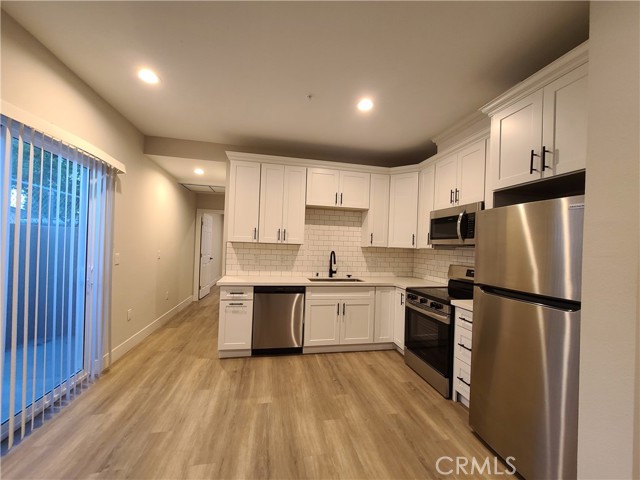 Detail Gallery Image 3 of 14 For 8412 Burnet Ave, North Hills,  CA 91343 - 2 Beds | 2 Baths