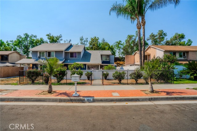 574 E Skylark Drive, Ontario CA: https://media.crmls.org/medias/c99b10c3-77ea-4e05-9399-292a1dfb7f27.jpg