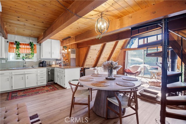 Detail Gallery Image 7 of 30 For 33020 Arrowbear Dr, Running Springs,  CA 92382 - 3 Beds | 2/1 Baths