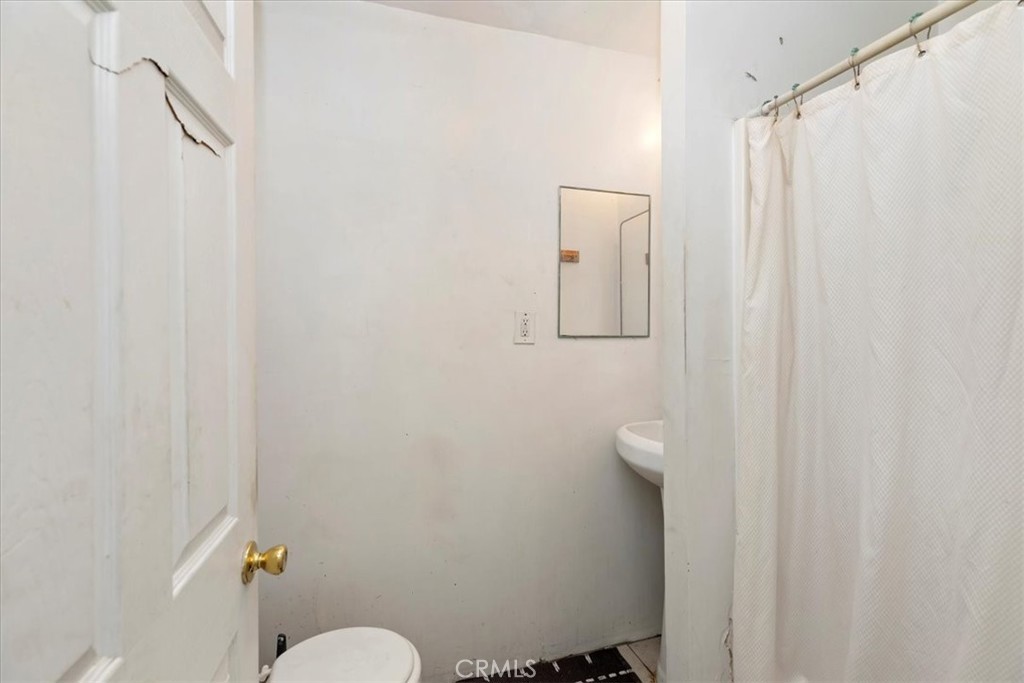 https://media.crmls.org/medias/c9a295d8-5bc6-4651-b888-c57b5248bc86.jpg?preset=X-Large