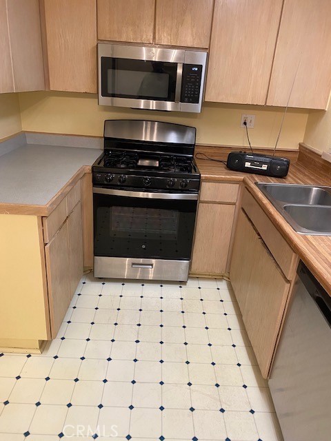 Detail Gallery Image 4 of 17 For 18802 Mandan St #910,  Canyon Country,  CA 91351 - 2 Beds | 2 Baths