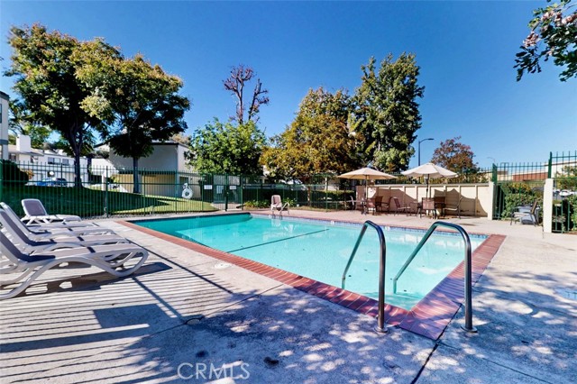 Detail Gallery Image 8 of 8 For 10504 5 Sunland Bld, Sunland,  CA 91040 - 2 Beds | 1/1 Baths