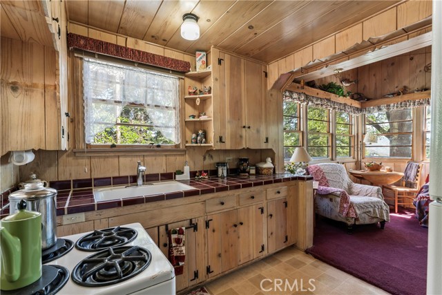 Detail Gallery Image 5 of 31 For 28810 Cedar Dr, Lake Arrowhead,  CA 92352 - 3 Beds | 2 Baths