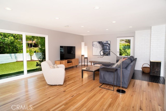 8464 Moorcroft Avenue, West Hills CA: https://media.crmls.org/medias/c9aa718a-4e50-40af-8922-d100f77e280f.jpg