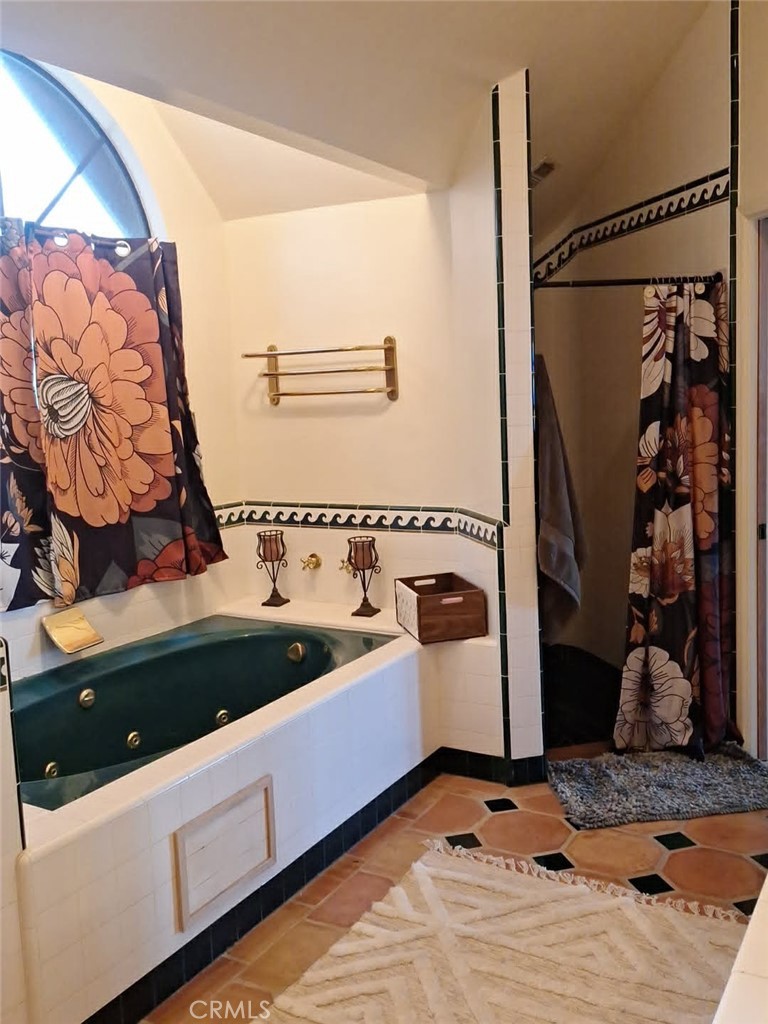 https://media.crmls.org/medias/c9aaff8d-03cd-449a-9ead-d1d2ca1bf962.jpg?preset=X-Large
