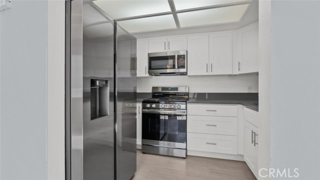 Detail Gallery Image 6 of 28 For 1002 N Edgemont St #9,  Los Angeles,  CA 90029 - 2 Beds | 2 Baths