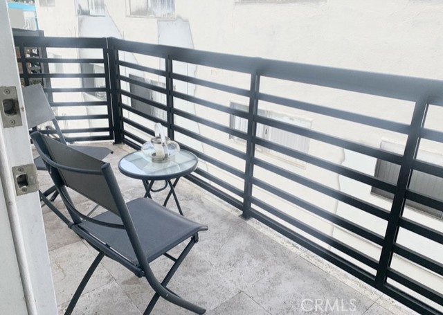 Detail Gallery Image 6 of 32 For 425 S Catalina Ave #4,  Redondo Beach,  CA 90277 - 3 Beds | 3 Baths