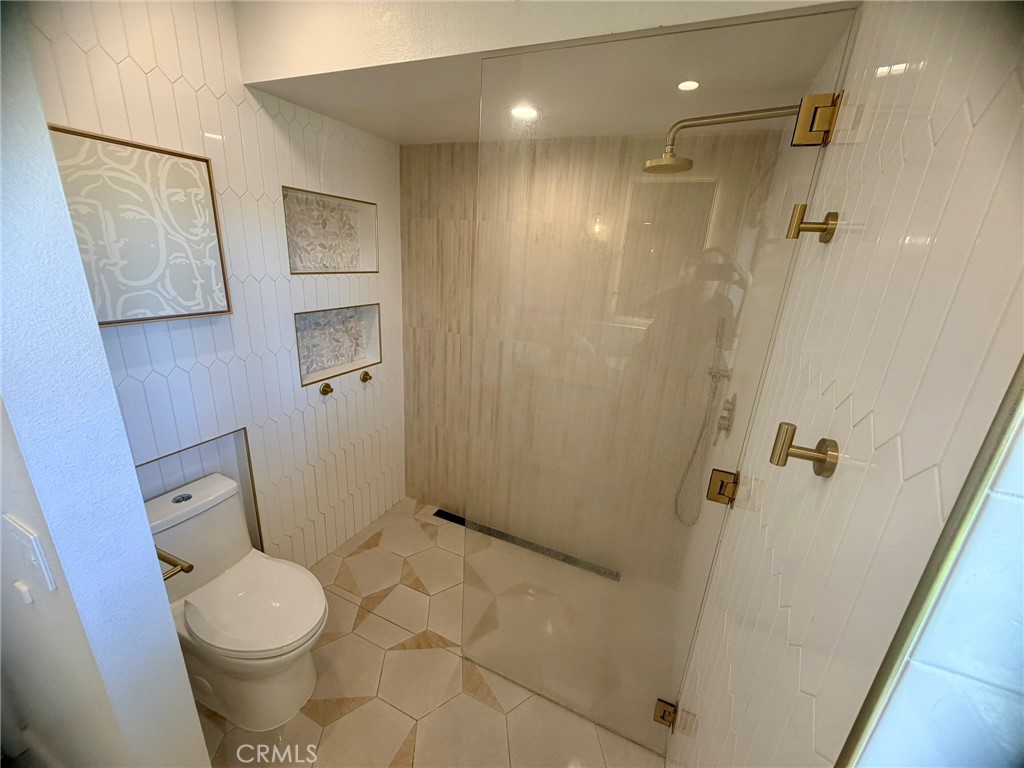 https://media.crmls.org/medias/c9b25224-545e-441b-b8f8-f343775af102.jpg?preset=X-Large