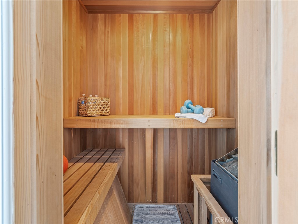 https://media.crmls.org/medias/c9b44316-e99a-4f5d-83c1-c126d115ae3c.jpg?preset=X-Large