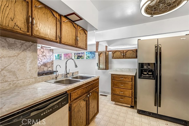 Detail Gallery Image 10 of 39 For 5694 N Winchester, Fresno,  CA 93704 - 3 Beds | 3 Baths