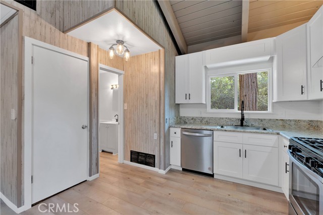 23550 Lake Drive, Crestline CA: https://media.crmls.org/medias/c9b8c206-33ff-4901-a3e5-62a8aaba8394.jpg