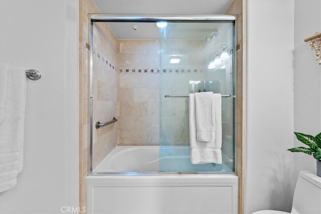 https://media.crmls.org/medias/c9b8e241-0948-47da-9e06-3875c7723828.jpg?preset=X-Large