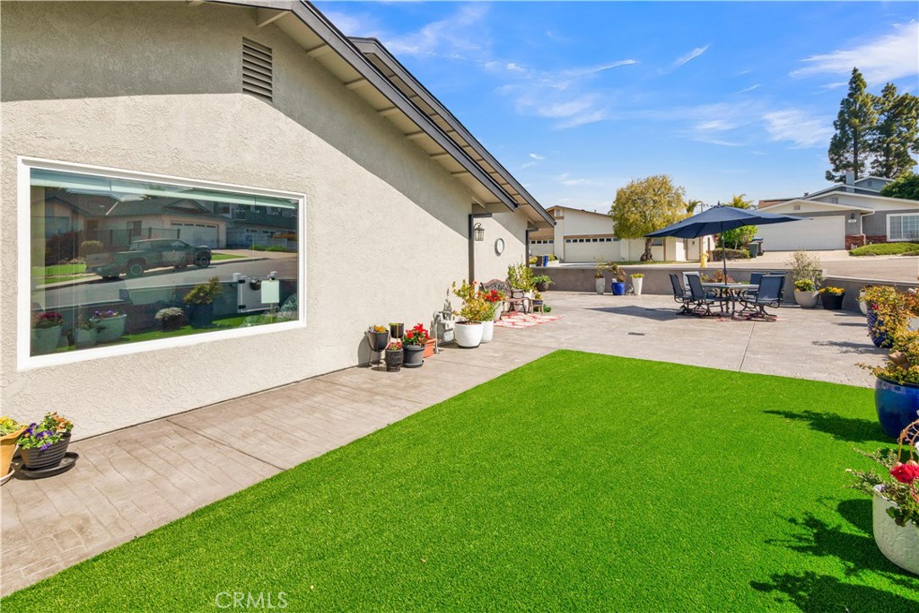 https://media.crmls.org/medias/c9b999a1-003d-4d19-a2a8-a106bbc3b3d4.jpg?preset=X-Large