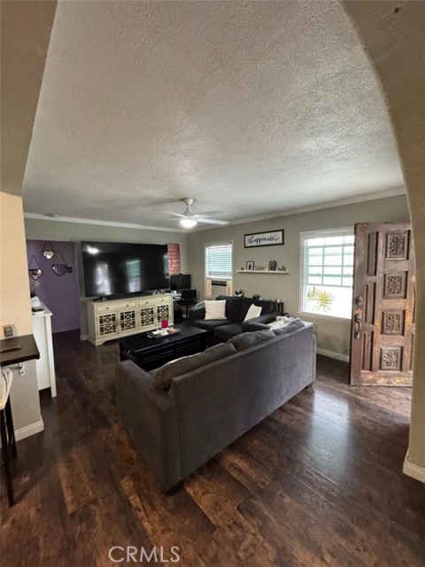 Detail Gallery Image 6 of 22 For 6045 Harding Ave, South Gate,  CA 90280 - 2 Beds | 2 Baths