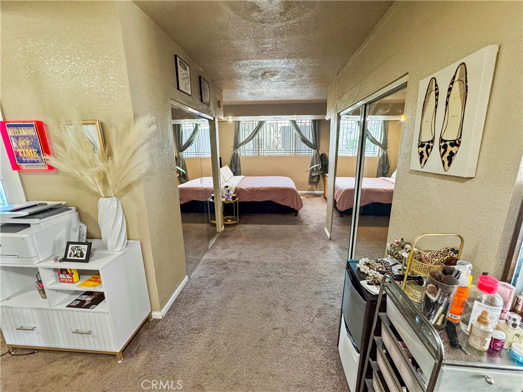 https://media.crmls.org/medias/c9bb83db-0231-4679-a313-39de82f80ff2.jpg?preset=X-Large