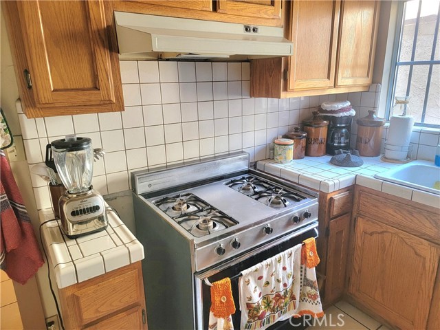 4214 Rosewood Avenue, Los Angeles CA: https://media.crmls.org/medias/c9bd28e9-32d4-4edf-b2a4-174fa2f52341.jpg