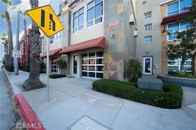 937 E Santa Ana Boulevard, Santa Ana CA: https://media.crmls.org/medias/c9bd5306-4753-4d08-b2bc-c158f888b1ac.jpg