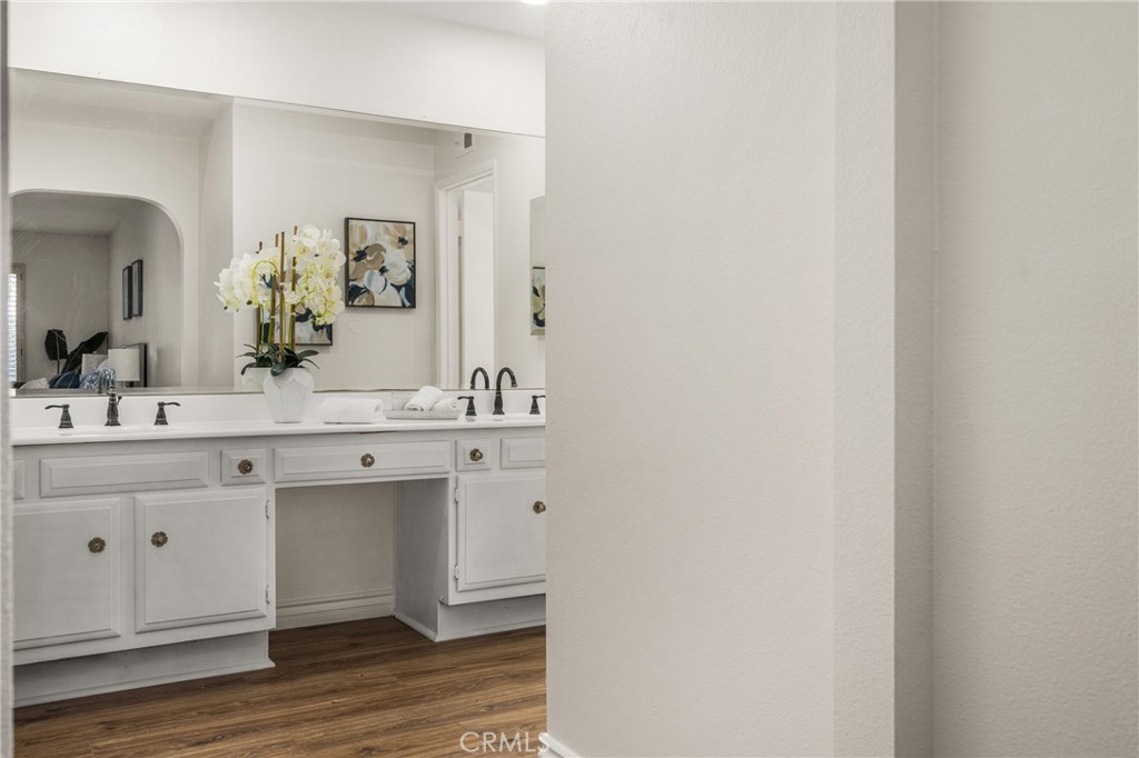 https://media.crmls.org/medias/c9bf90cb-f0e8-4065-af18-3d65ae65e5ce.jpg?preset=X-Large
