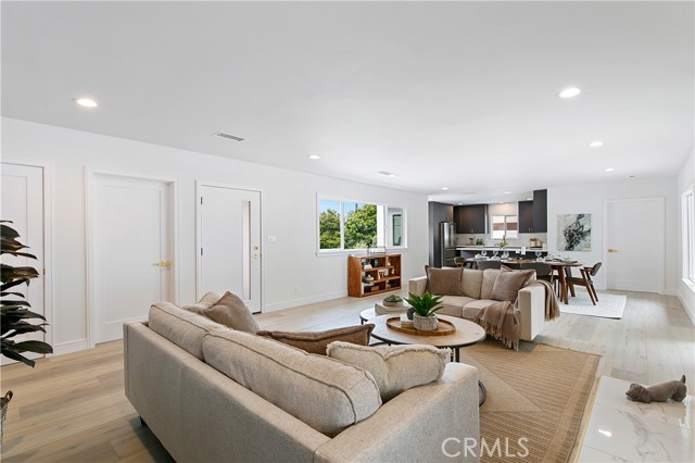 Detail Gallery Image 6 of 51 For 3900 Benedict Canyon Dr, Sherman Oaks,  CA 91423 - 3 Beds | 4 Baths