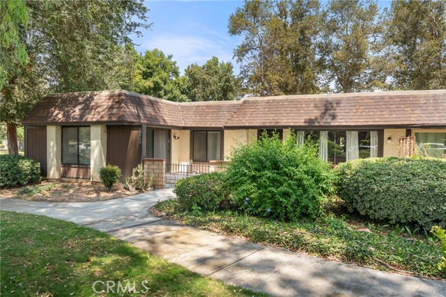 8809 Amigos Place, Riverside CA: https://media.crmls.org/medias/c9c16d5b-8953-45e5-93fe-119d7392817a.jpg