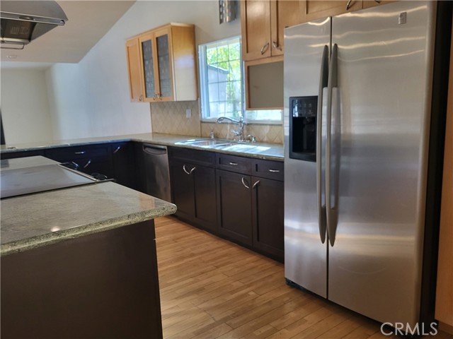 Detail Gallery Image 4 of 22 For 5700 Kelvin, Woodland Hills,  CA 91367 - 3 Beds | 3 Baths