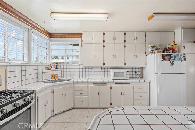 7726 Blanchard Avenue, Fontana CA: https://media.crmls.org/medias/c9c254c8-e8d2-4eb0-bee4-c4177bbd0925.jpg