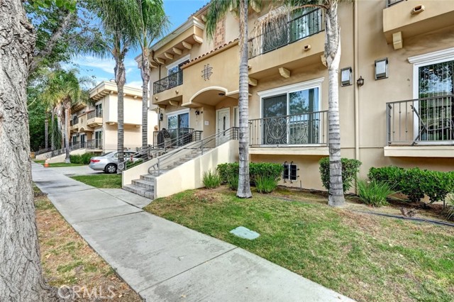 Detail Gallery Image 4 of 52 For 13629 Wyandotte St #111,  Van Nuys,  CA 91405 - 4 Beds | 3 Baths