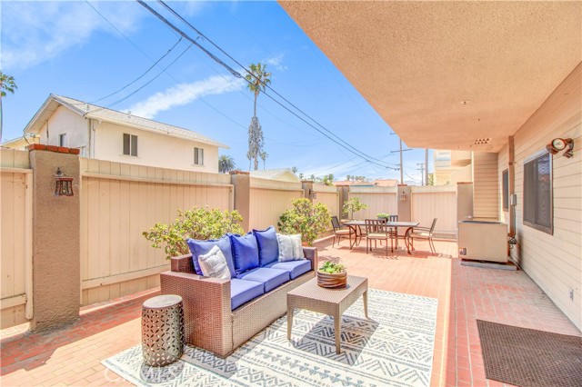 512 Esplanade, Redondo Beach, California 90277, 2 Bedrooms Bedrooms, ,1 BathroomBathrooms,Residential,Sold,Esplanade,SB22094646