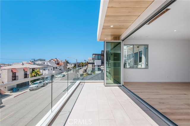 Detail Gallery Image 28 of 35 For 300 Manhattan Ave, Hermosa Beach,  CA 90254 - 5 Beds | 5/2 Baths