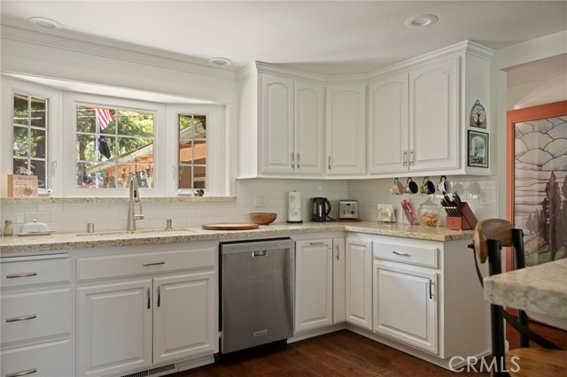 221 Darfo Drive, Crestline CA: https://media.crmls.org/medias/c9c82a99-3390-4cd6-acc3-e1e1a9cab284.jpg