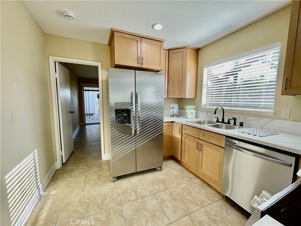 https://media.crmls.org/medias/c9c9172c-4eb3-429f-8a6f-b1b7fb55688e.jpg?preset=X-Large