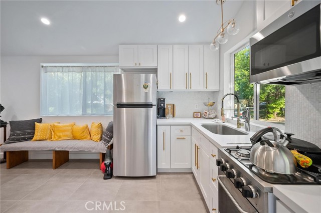 20955 De Mina Street, Woodland Hills CA: https://media.crmls.org/medias/c9c966df-ee84-4b08-bd3f-7b8291b93d0e.jpg