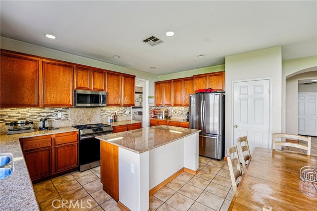 Detail Gallery Image 10 of 27 For 13302 Patricia Ln, Moreno Valley,  CA 92553 - 4 Beds | 3 Baths