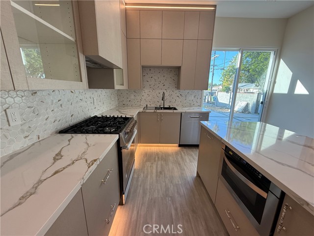 Detail Gallery Image 6 of 9 For 8149 Saint Clair Ave, North Hollywood,  CA 91605 - 6 Beds | 5 Baths