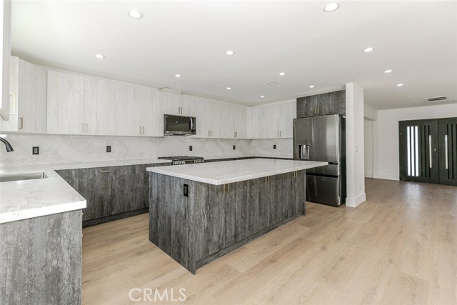 Detail Gallery Image 12 of 33 For 18856 Calvert St, Reseda,  CA 91335 - 3 Beds | 2/1 Baths
