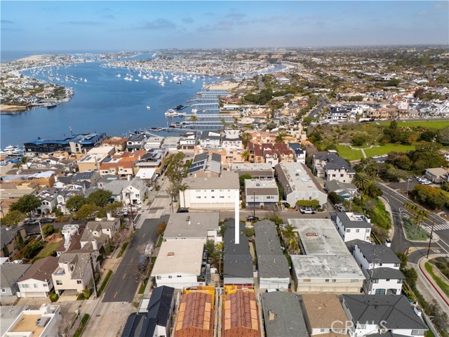 304 Dahlia Place, Corona del Mar CA: https://media.crmls.org/medias/c9cf5254-684a-4da7-8f65-cec2f99066b2.jpg