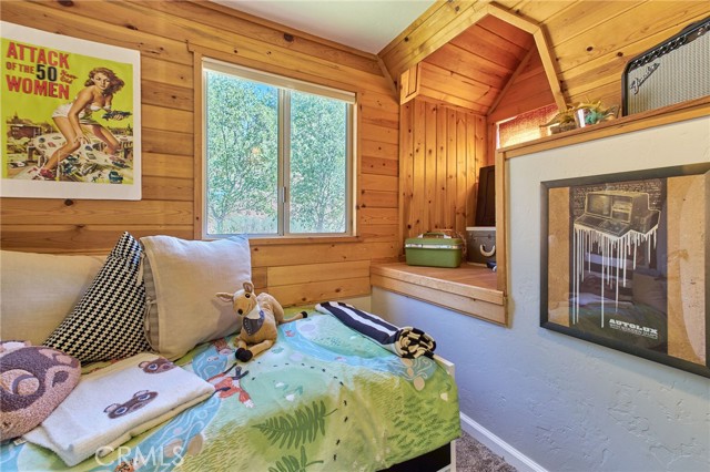 39676 Oak Glen Road, Fawnskin CA: https://media.crmls.org/medias/c9cf5ee2-cc3b-43ea-8857-629e691431f4.jpg