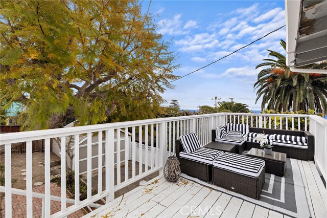 251 Viejo Street, Laguna Beach CA: https://media.crmls.org/medias/c9d05c33-6c21-4d6a-b17d-1596f3be6d40.jpg