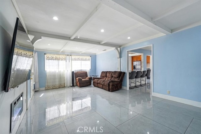 Detail Gallery Image 8 of 58 For 15330 Hart St, Van Nuys,  CA 91406 - 4 Beds | 4 Baths