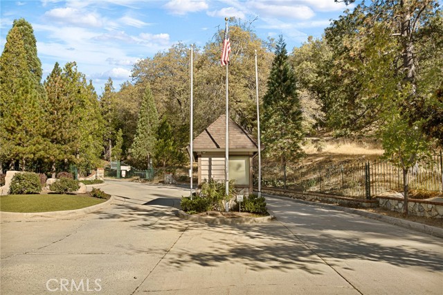 Detail Gallery Image 5 of 29 For 27115 Sugar Pine Dr, Lake Arrowhead,  CA 92352 - 3 Beds | 3 Baths