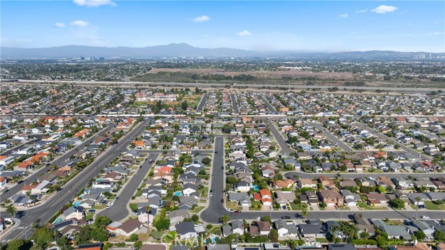 20571 Reef Lane, Huntington Beach CA: https://media.crmls.org/medias/c9d5d030-ee24-4490-8c68-c5d7ed7a023b.jpg