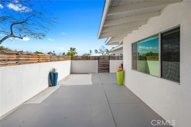 Detail Gallery Image 4 of 50 For 1055 E Racquet Club Rd, Palm Springs,  CA 92262 - 4 Beds | 4 Baths