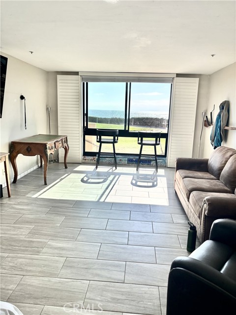 4667 Ocean Boulevard, San Diego CA: https://media.crmls.org/medias/c9d8f3c2-a463-435d-abd7-1cee7ad1c015.jpg