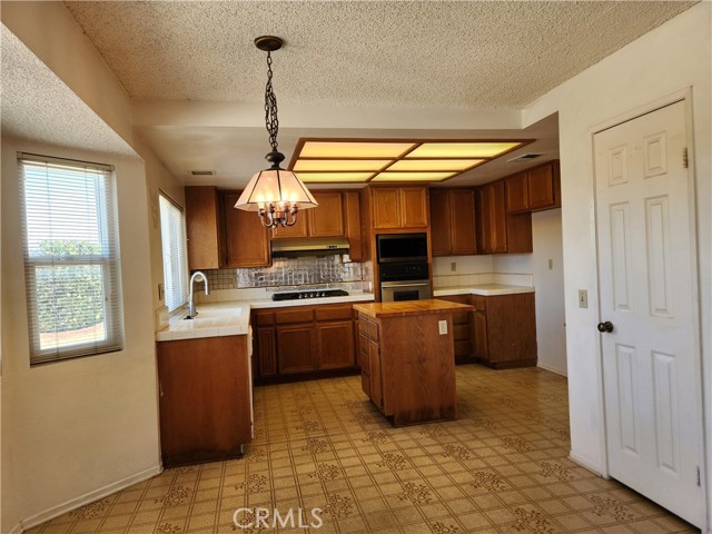 Detail Gallery Image 14 of 55 For 330 Amberwood Dr, Walnut,  CA 91789 - 5 Beds | 3 Baths