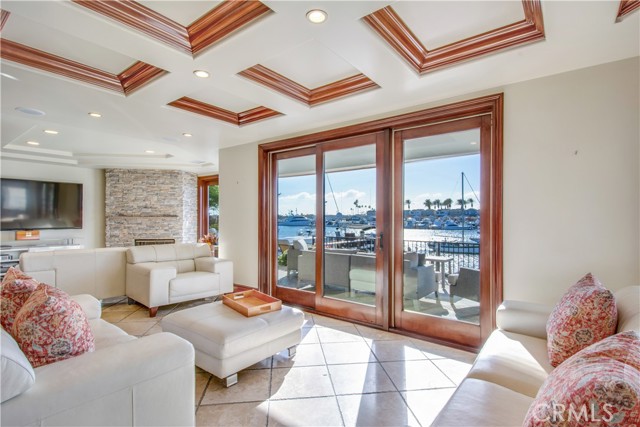 Detail Gallery Image 11 of 53 For 323 via Lido Soud, Newport Beach,  CA 92663 - 4 Beds | 3/1 Baths