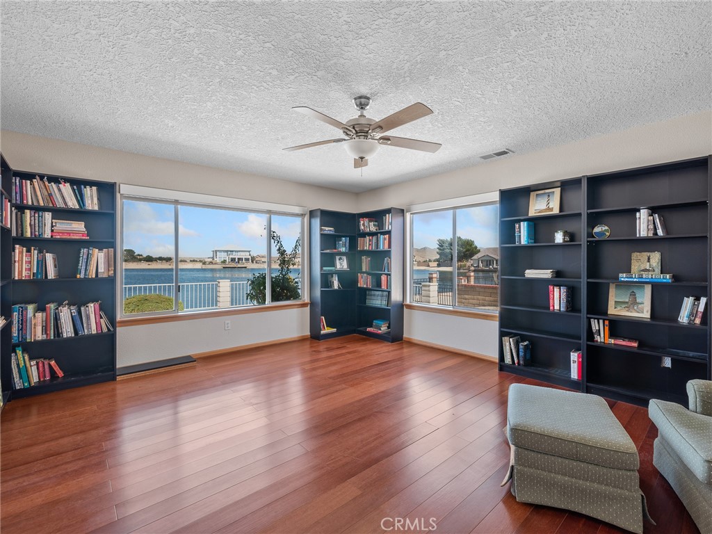https://media.crmls.org/medias/c9dd8e3a-c80d-4864-9c39-0cf4251c1196.jpg?preset=X-Large