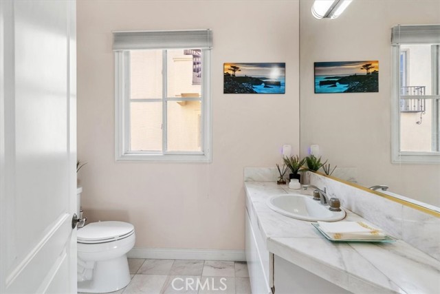 Detail Gallery Image 8 of 18 For 723 S Broadway, Redondo Beach,  CA 90277 - 4 Beds | 3/1 Baths