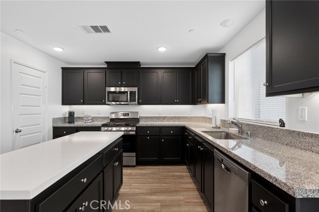 Detail Gallery Image 7 of 31 For 32970 Pacifica Pl, Lake Elsinore,  CA 92530 - 4 Beds | 3 Baths